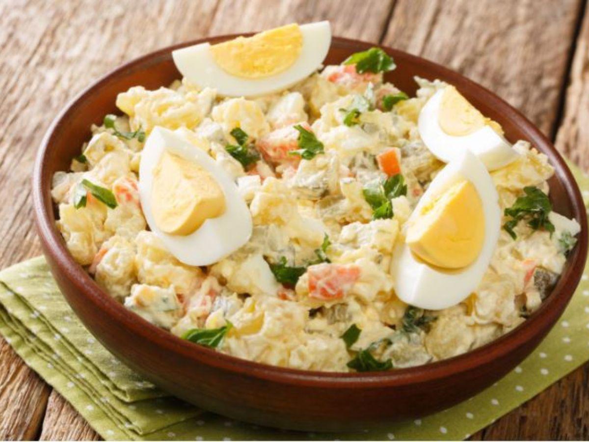 Además de la papa en sí misma, el huevo es considerado un elemento esencial de esta receta tan gustada por los hondureños.