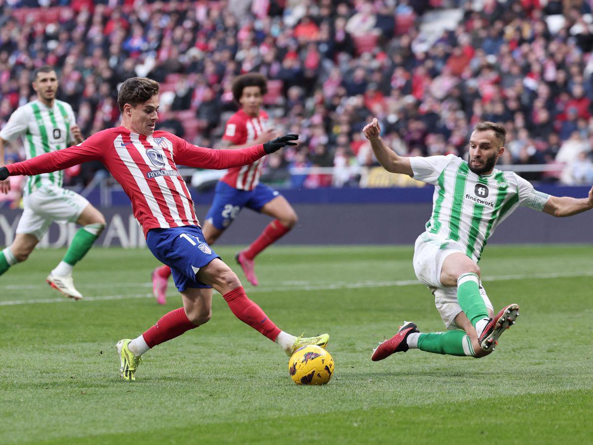 Atlético Madrid gana 2-1 al Betis y Barcelona siente presión