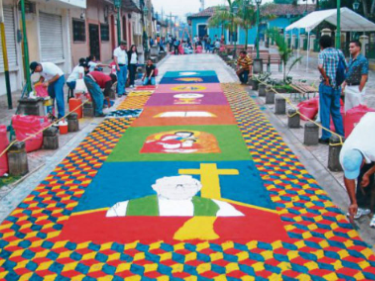 Elaboración de alfombras de aserrín en Comayagua para la celebración del Viernes Santo.