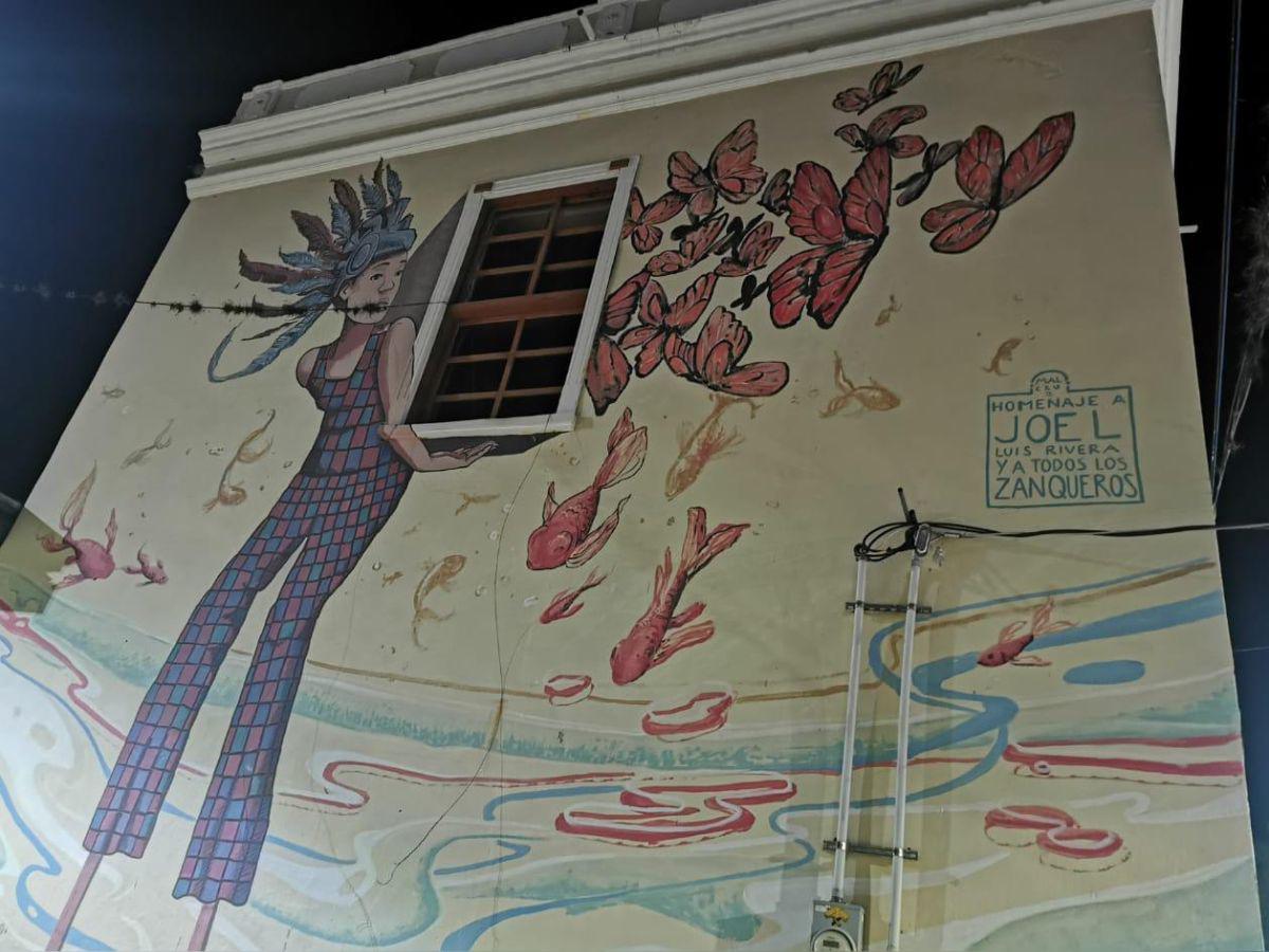 El padre de Diana era director de una compañía de teatro y amante de las artes, por lo que tras su muerte en 2017, el alcalde de Cantarranas y el escritor Edilberto Borjas pintaron este mural en su honor en el pintoresco municipio.
