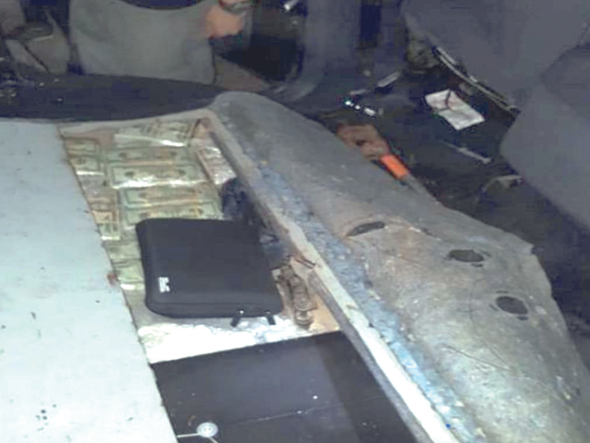 $!También encontraron una fuerte cantidad de dinero en el compartimiento falso en el vehículo que se transportaba Magdaleno Meza.