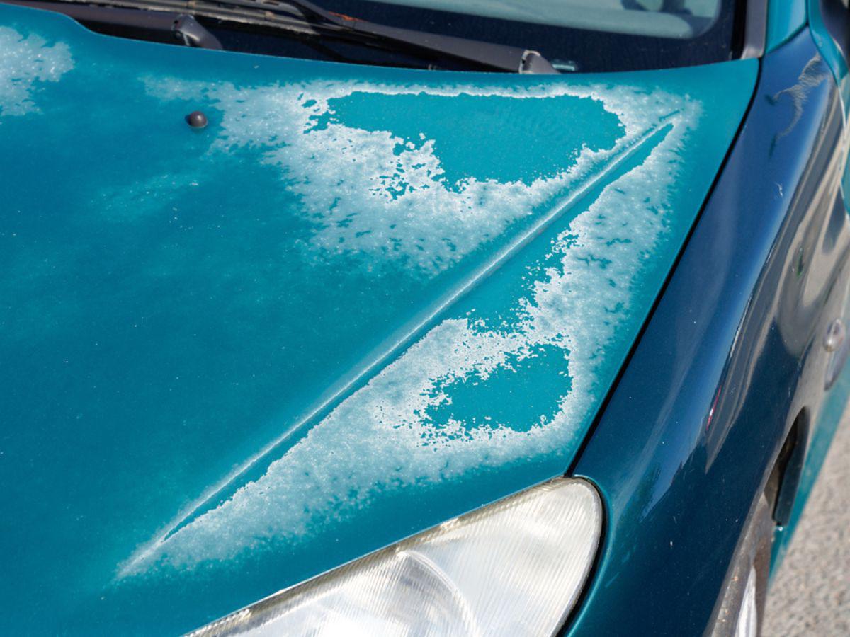 Si detecta que el brillo y la unidad del tono de la pintura de su coche han disminuido notoriamente, es momento de que invierta en un pintado general.