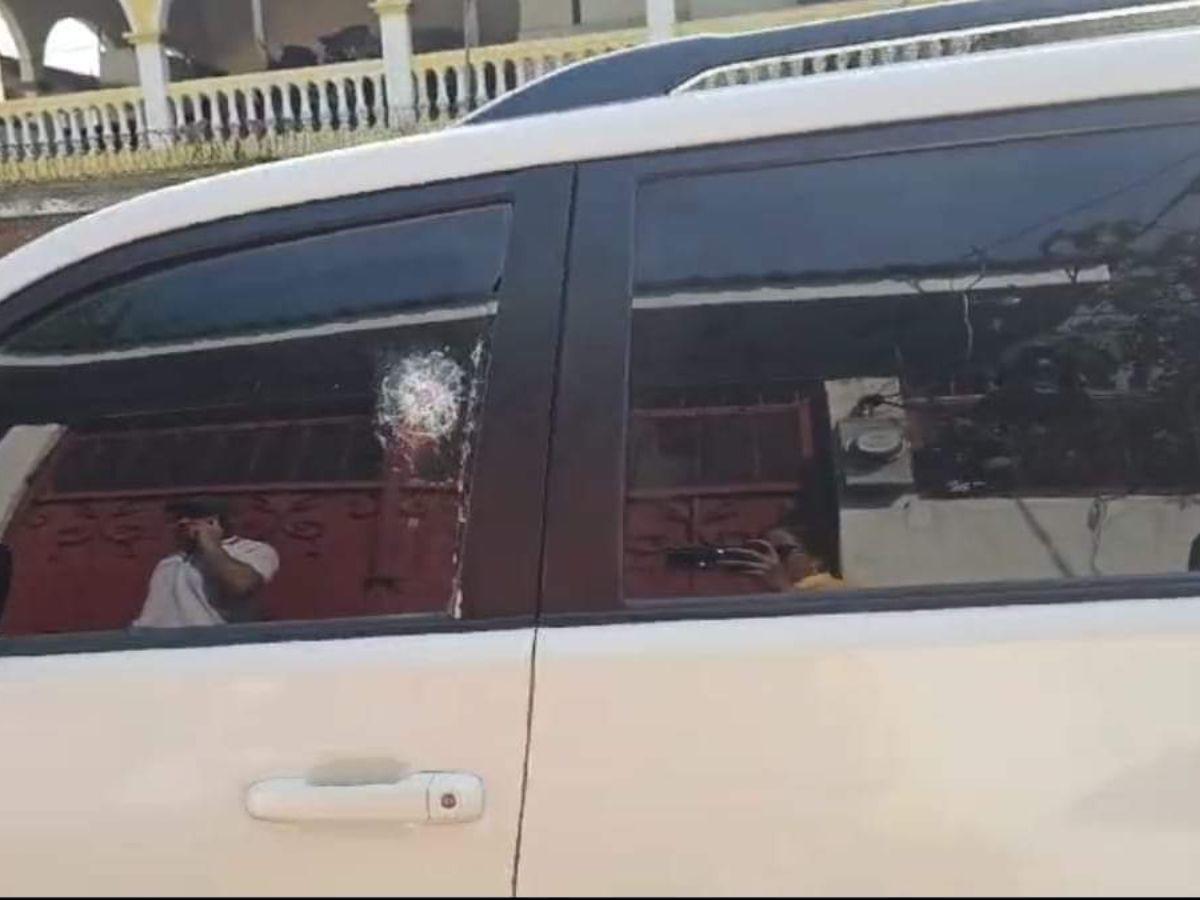 Una de las ventanas del vehículo de la diputada recibió un impacto de bala.