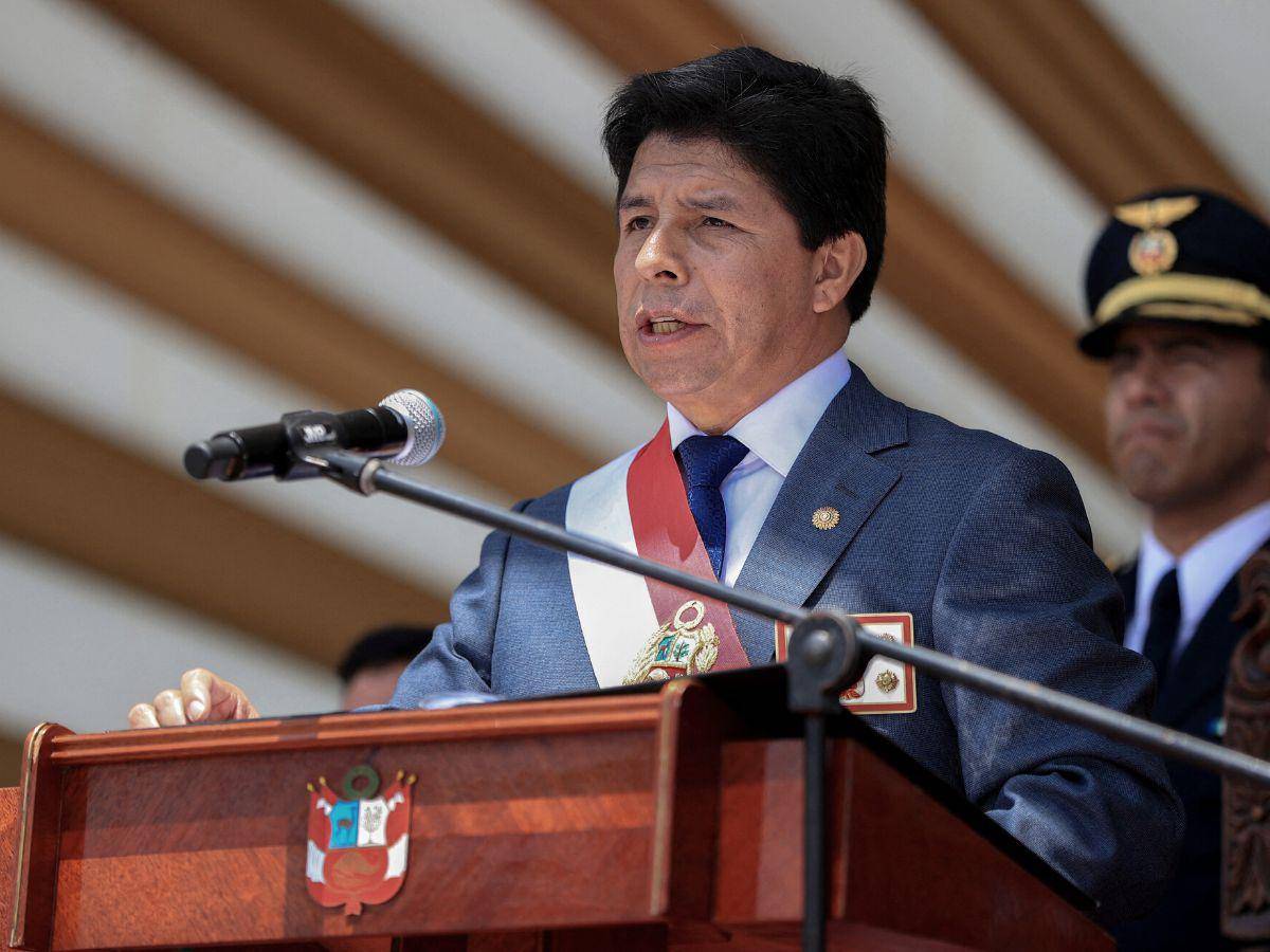 Presidente de Perú disuelve el Congreso y declara estado de excepción