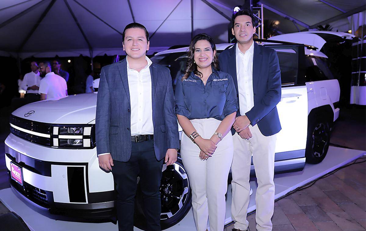 <i>El equipo ejecutivo de Excel y Hyundai celebra el lanzamiento de la totalmente nueva Hyundai Santa Fe 2025.</i>