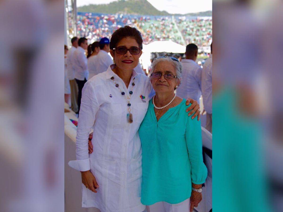 $!Hilda Hernández y su madre, Elvira Alvarado, durante la celebración de un 15 de septiembre, cuando JOH era presidente.