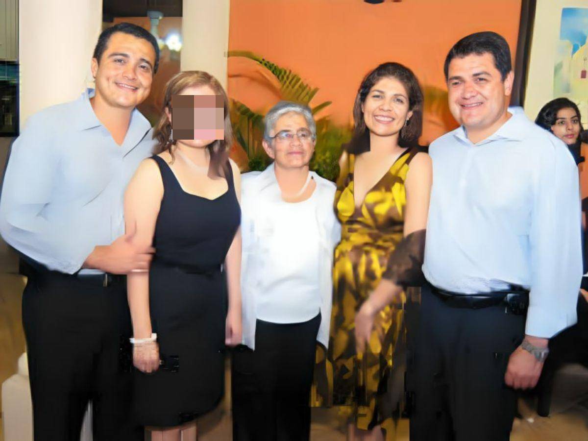 $!De izquierda a derecha: Tony Hernández, su madre, Elvira Alvarado, Hilda Hernández y Juan Orlando Hernández.