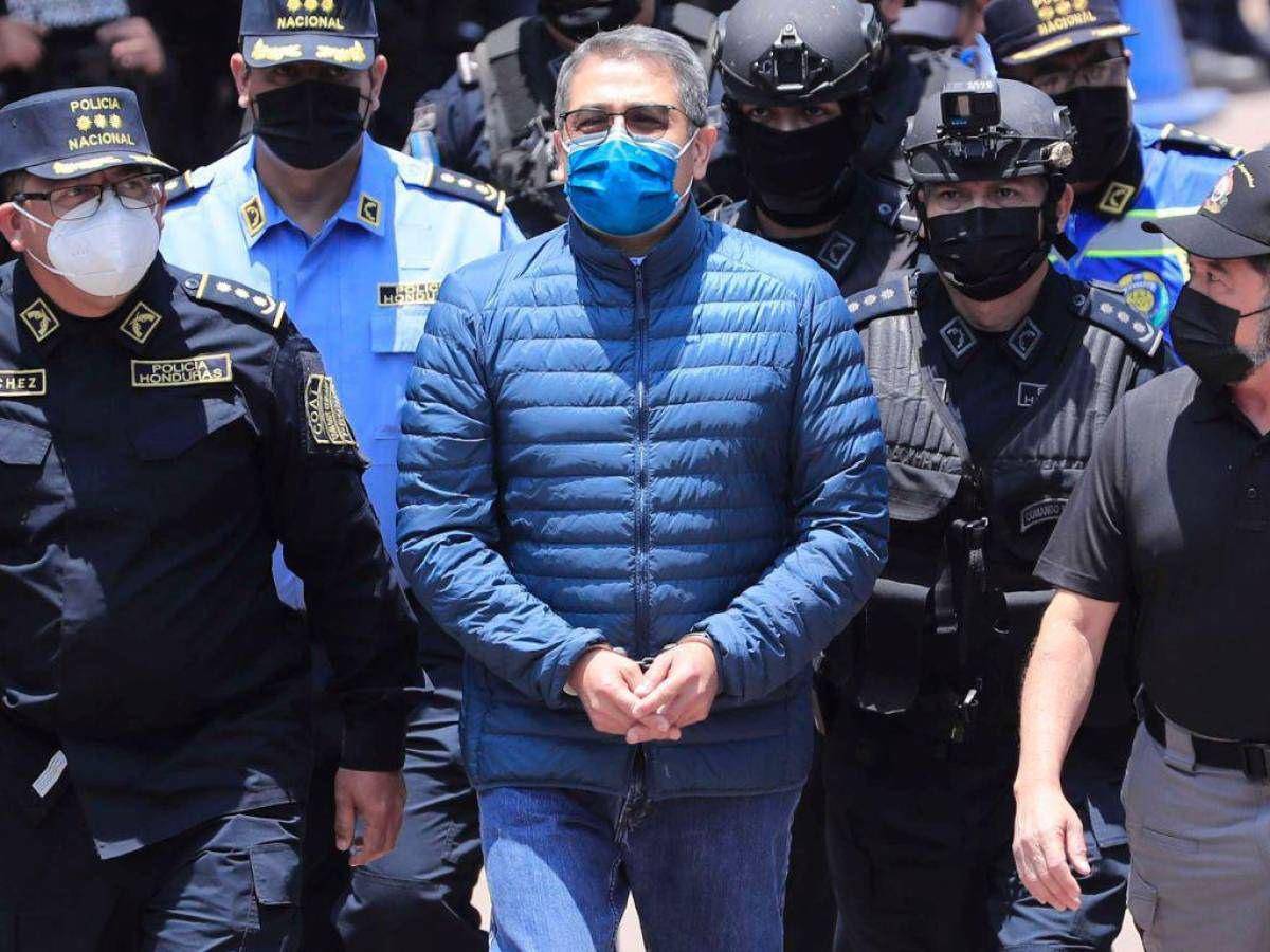 $!En calma y sin gestos de preocupación fue extraditado el primer presidente de Honduras acusado por cargos de narcotráfico.