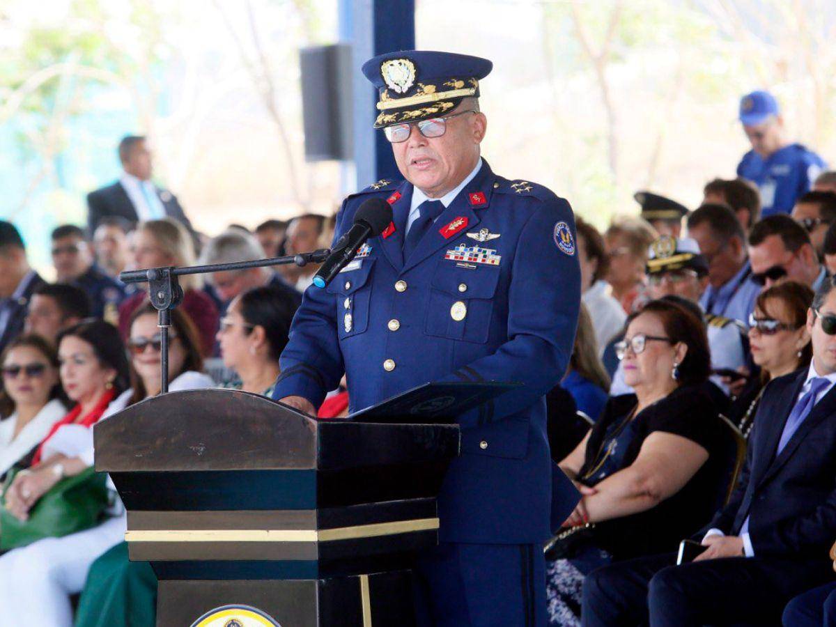 $!El comandante de la Fuerza Aérea Hondureña (FAH), general de brigada, Guillermo Rosales, informó que son seis aeronaves que se comprarán.