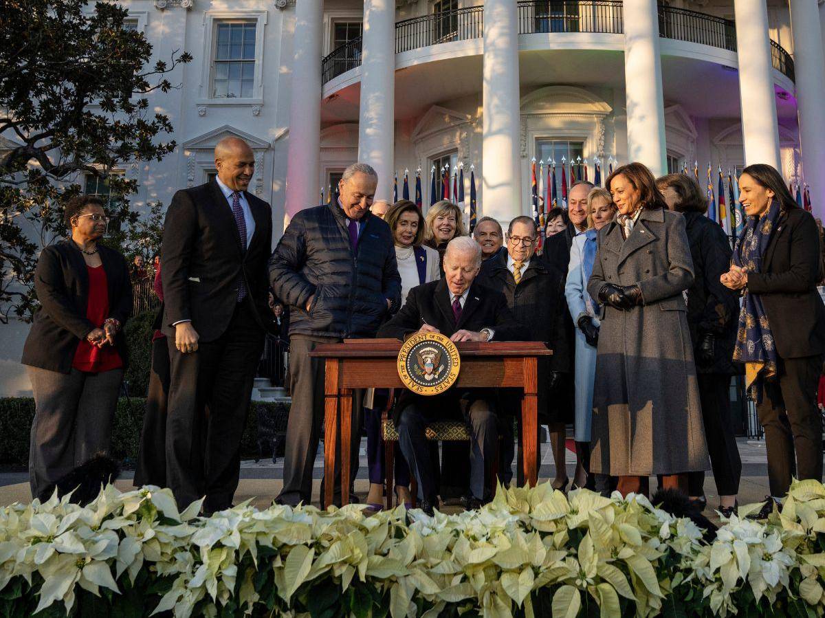 Biden firma texto que protege la unión entre personas del mismo sexo