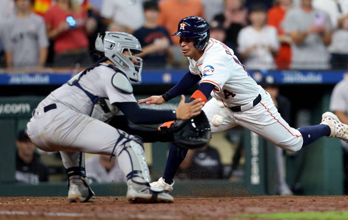 La jugada de Mauricio Dubón donde pudo darle el empate a los Astros en la última entrada, pero al final fue out en home. Foto: AFP