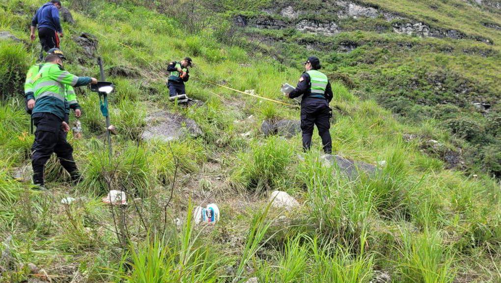 ¡Tragedia! Unos 23 muertos deja caída de un bus a un abismo en Perú