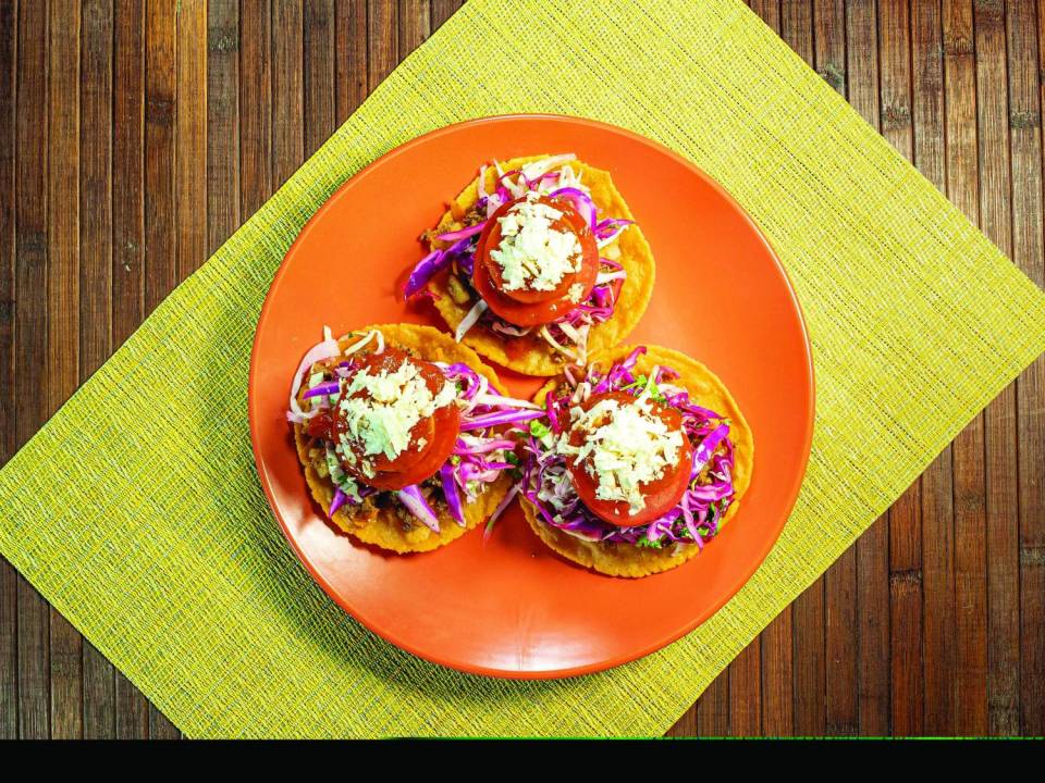 Para acentuar el sabor de estas enchiladas y darles un toque picosito puede servirlas con rodajas de chile jalapeño.