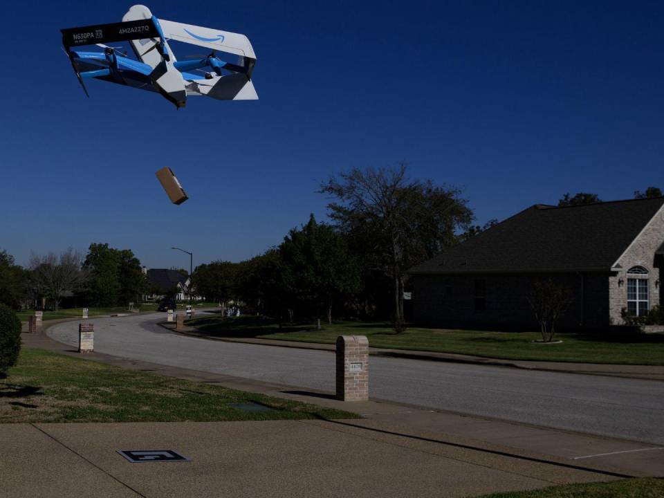 Un dron de Amazon entrega una lata de sopa a la casa de Dominique Lord y Leah Silverman en Texas.