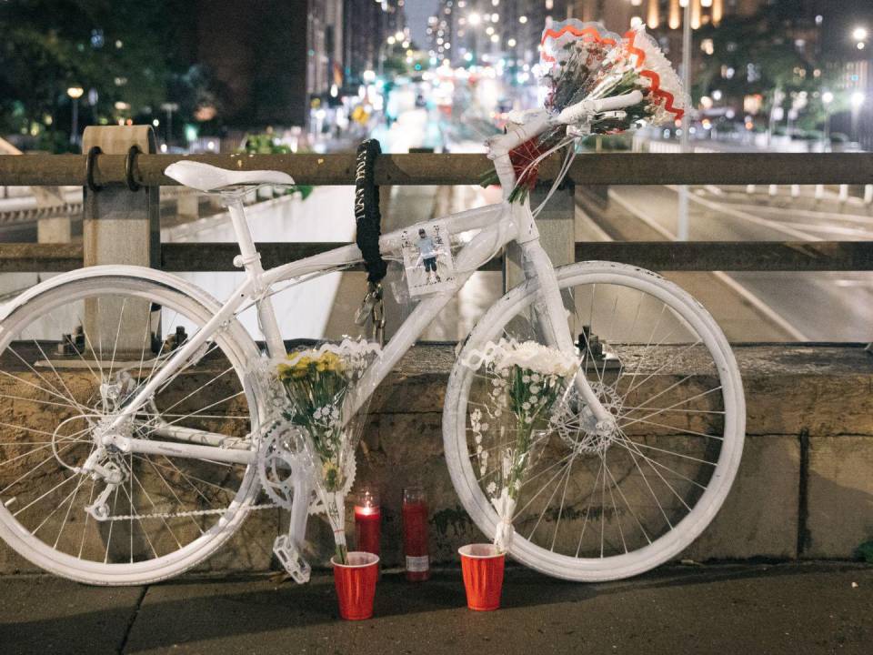 Una bicicleta pintada de blanco es homenaje a Félix Patricio Teófilo en Manhattan, cerca de donde perdió la vida.