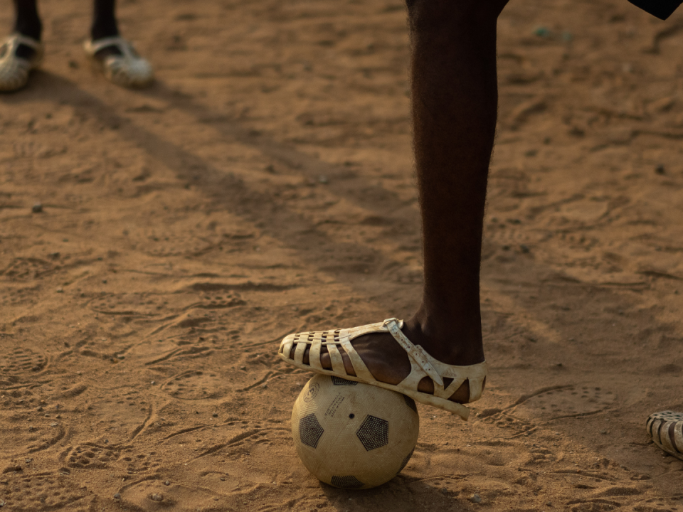 Jugadores calzan lêkê en Costa de Marfil, donde las suelas desgastadas y las cicatrices de sus cierres metálicos son motivo de orgullo.