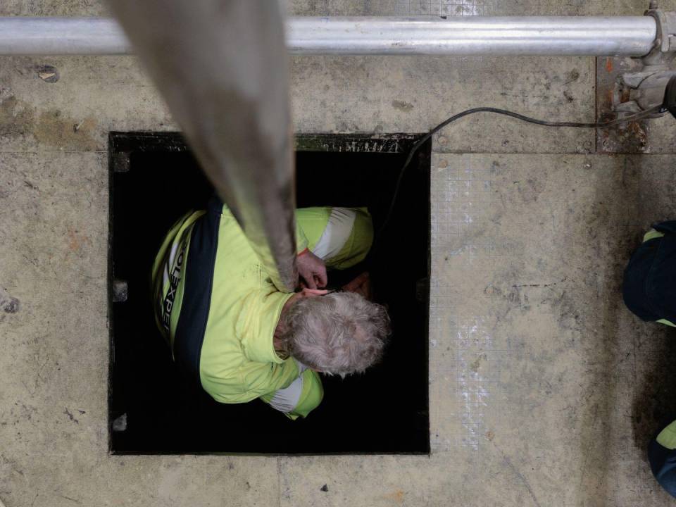 Un trabajador en Lorena, Francia, desconecta una sonda que busca hidrógeno casi un kilómetro bajo tierra.