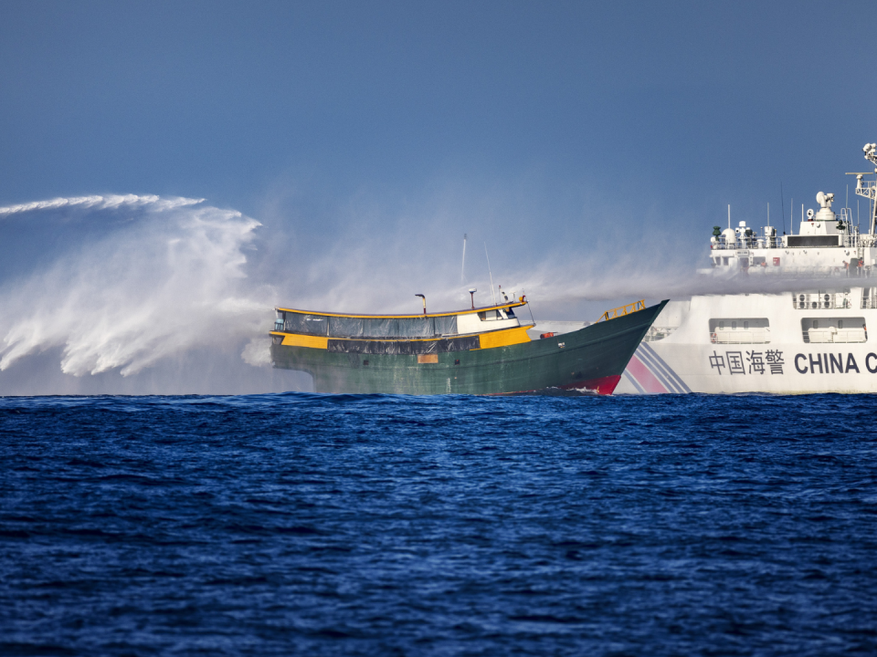 La guardia costera de China dispara cañones de agua contra un barco fletado por la Armada de Filipinas.