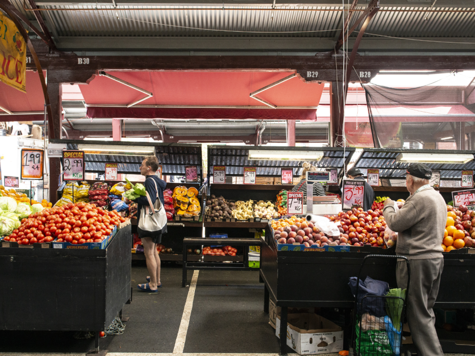 Millones de australianos dicen que batallan para poner comida en la mesa. Un mercado sobre ruedas en Melbourne.