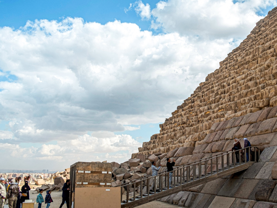 La pirámide de Menkaure en Giza, Egipto, estuvo revestida parcialmente con bloques de granito, visibles abajo.