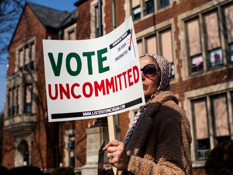 Miles de demócratas en Michigan emitieron votos de protesta por el manejo de Biden de la guerra en Gaza.