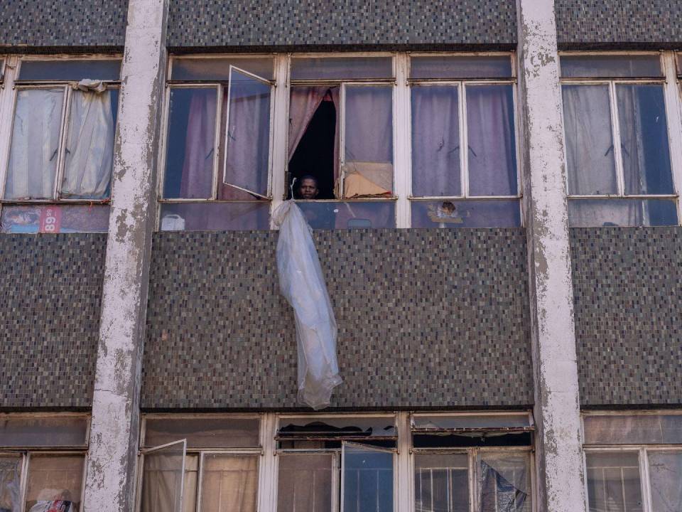 Cuartos en edificios en la Calle Davies están hechos con una mezcla de madera, tablarroca y aglomerado.