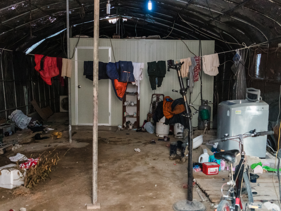 Contenedor que sirve como vivienda para inmigrantes en una estructura de invernadero en Gasan-myeon, Corea del Sur.