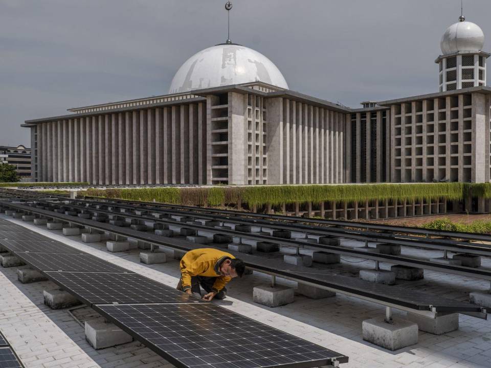 El medio ambiente es tema central de los sermones del Gran Imam Nasaruddin Umar, de la Mezquita Istiqlal en Yakarta, Indonesia. Inspeccionando paneles solares en la mezquita.
