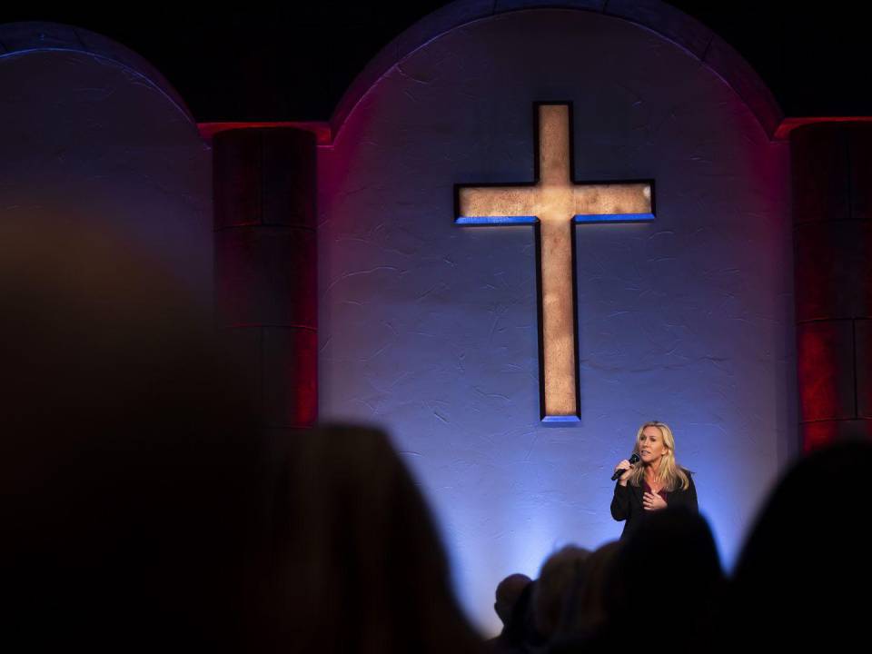 La diputada Marjorie Taylor Greene se considera una “nacionalista cristiana”. Un mitin en una iglesia en Texas.