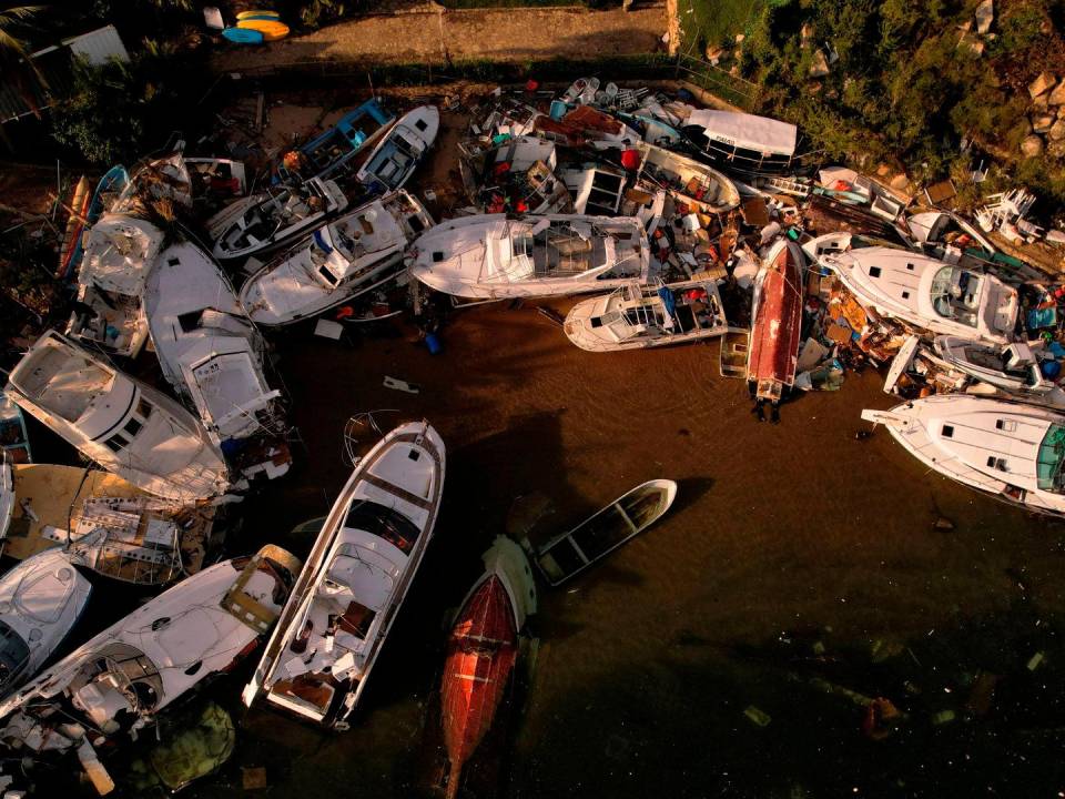 Barcos dañados varados en Acapulco, México, por el huracán Otis, una tormenta categoría 5.