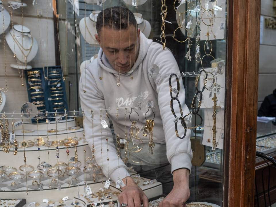 El precio del oro ha fluctuado debido a la inestabilidad del mundo. Un vendedor en el mercado Khan el-Khalili en El Cairo.