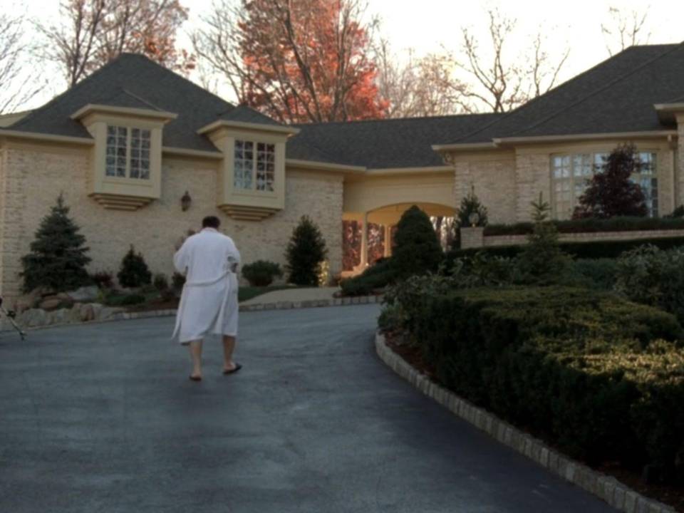 Tony Soprano, encarnado por James Gandolfini, en su casa decadente en North Caldwell, Nueva Jersey.