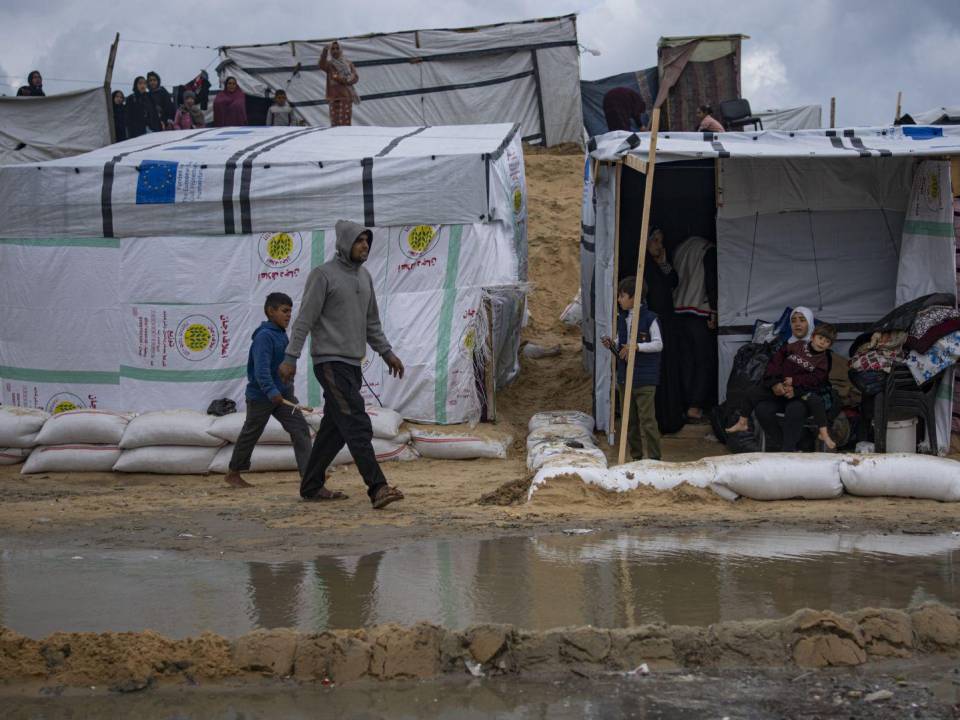 El acceso a los baños es gran preocupación en un campamento para palestinos desplazados en Rafah, en el sur de Gaza.