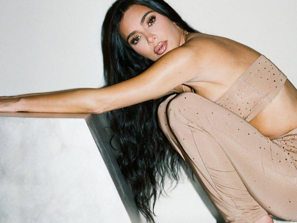 Kim Kardashian se ha asociado con Swarovski en una línea de ropa y joyería llamada Swarovski x Skims.