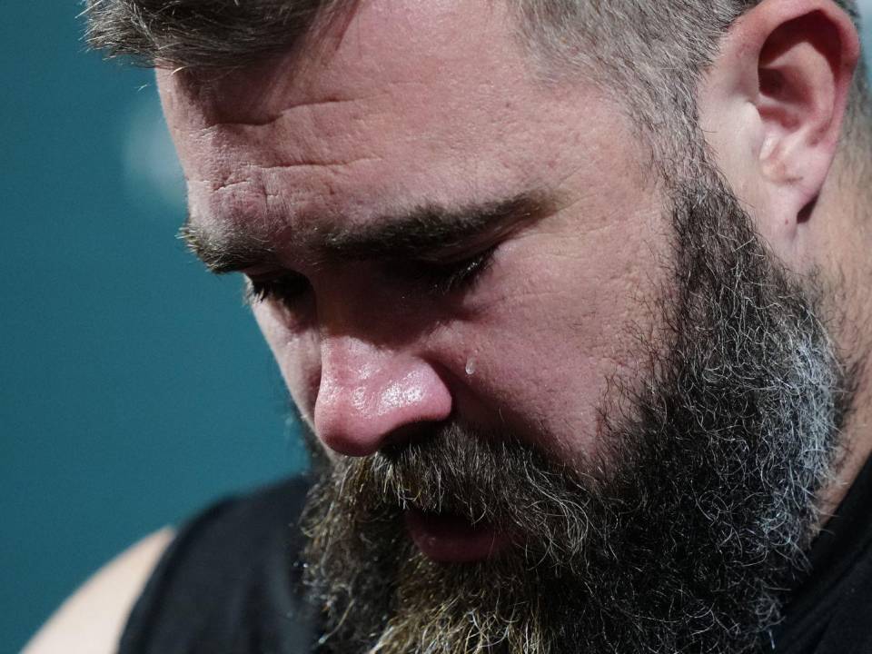 Durante su discurso de retiro, Jason Kelce batalló con sus emociones mientras hablaba de sus compañeros y familia.