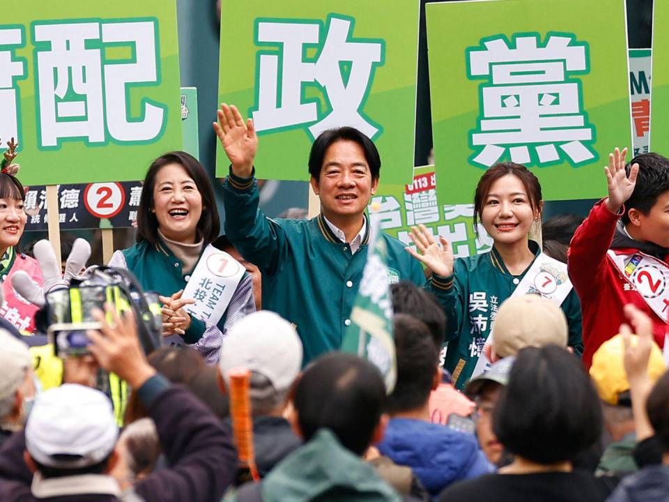 Taiwán enfrentó campañas de desinformación chinas en sus recientes elecciones, ganadas por Lai Ching-te (centro)