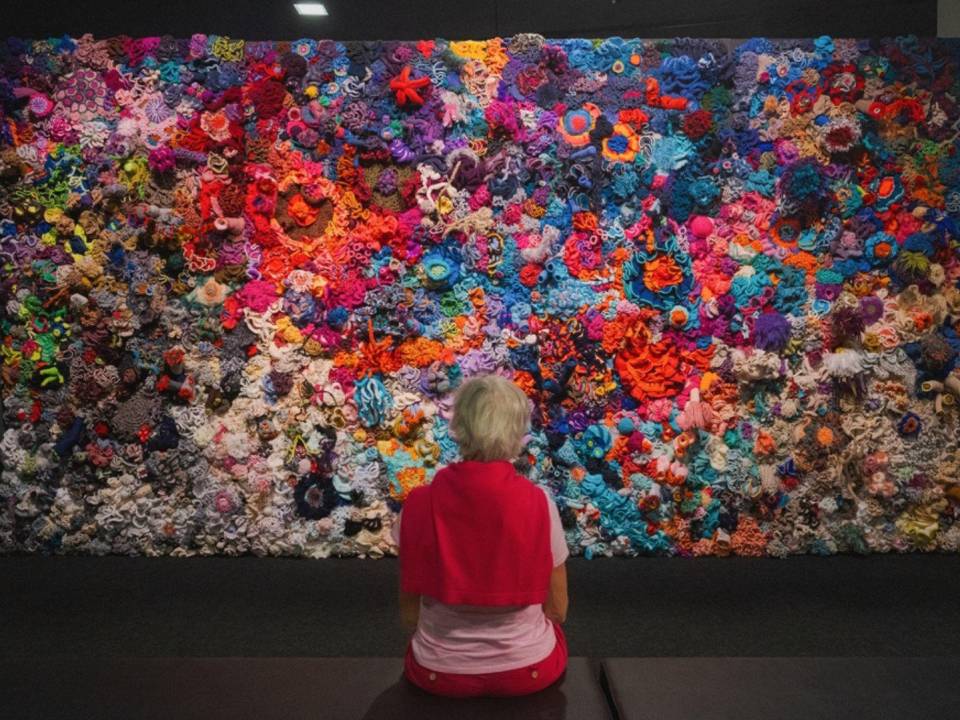 Arrecifes de coral inspiraron la muestra de crochet “Arrecife Satélite Austríaco” exhibido en el Schlossmuseum Linz.