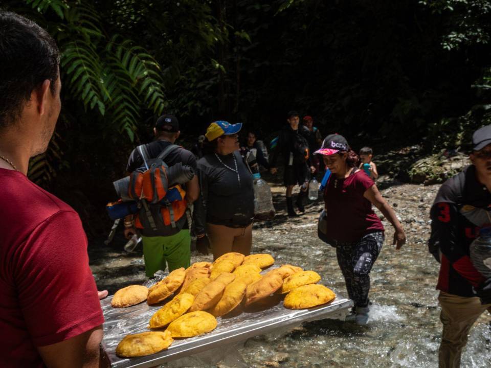 Hay venta de empanadas y otros alimentos a los migrantes que viajan a través del traicionero Tapón del Darién. Los precios suelen subir a medida que avanza el viaje