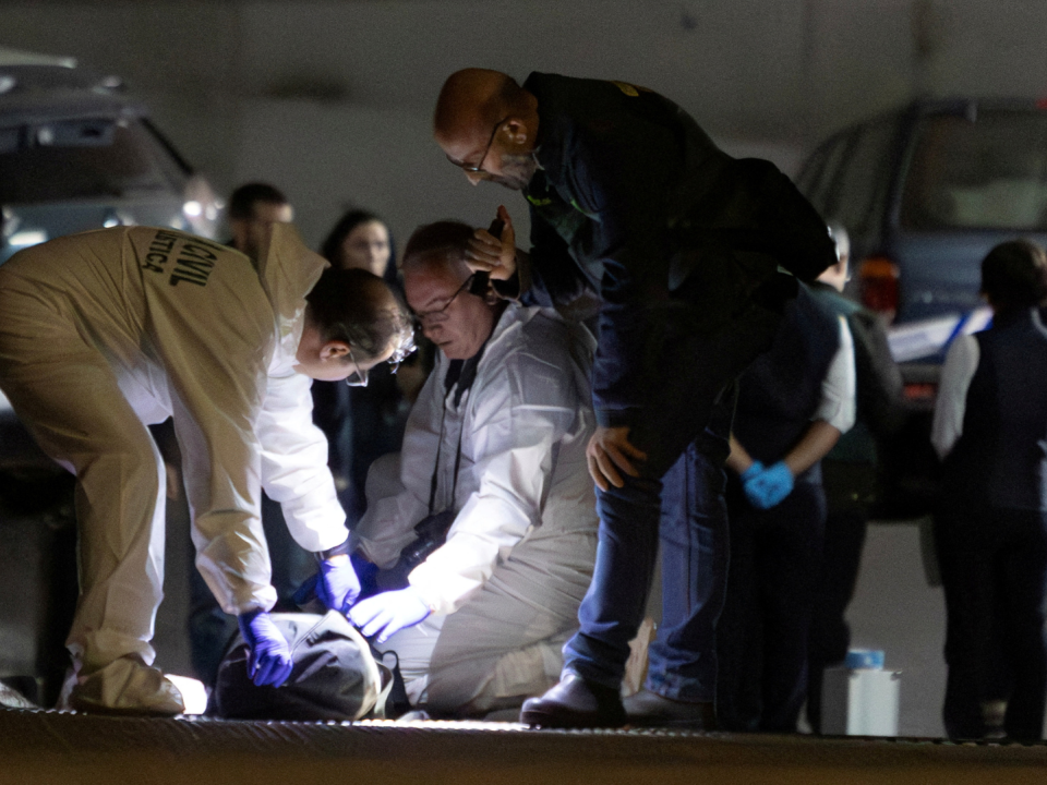 Agentes de policía en la escena del crimen en Villajoyosa, España, donde asesinaron a Maksim Kuzminov.