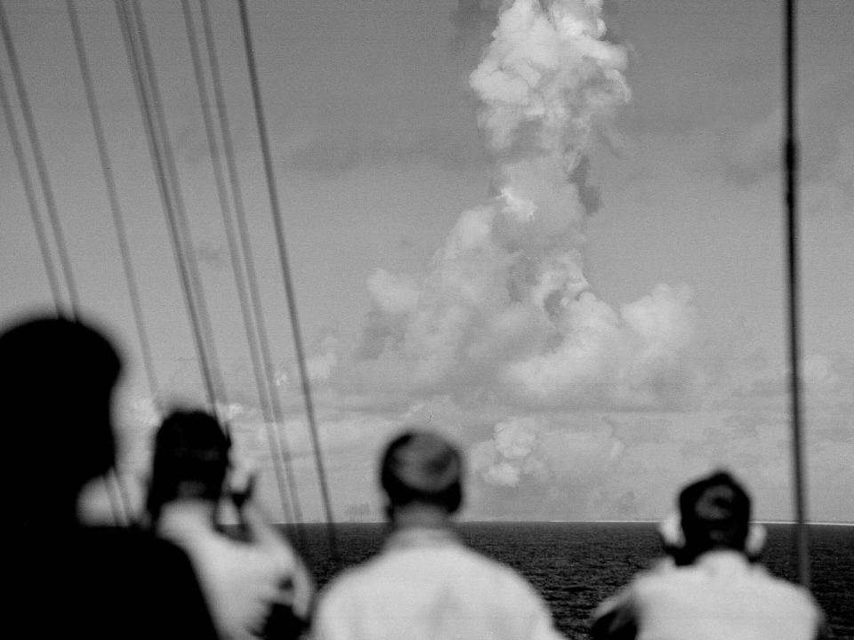 Para decidir si estamos en una nueva época, se consideró el efecto de la actividad nuclear en el mundo. Una explosión de prueba en 1946 sobre el atolón Bikini.