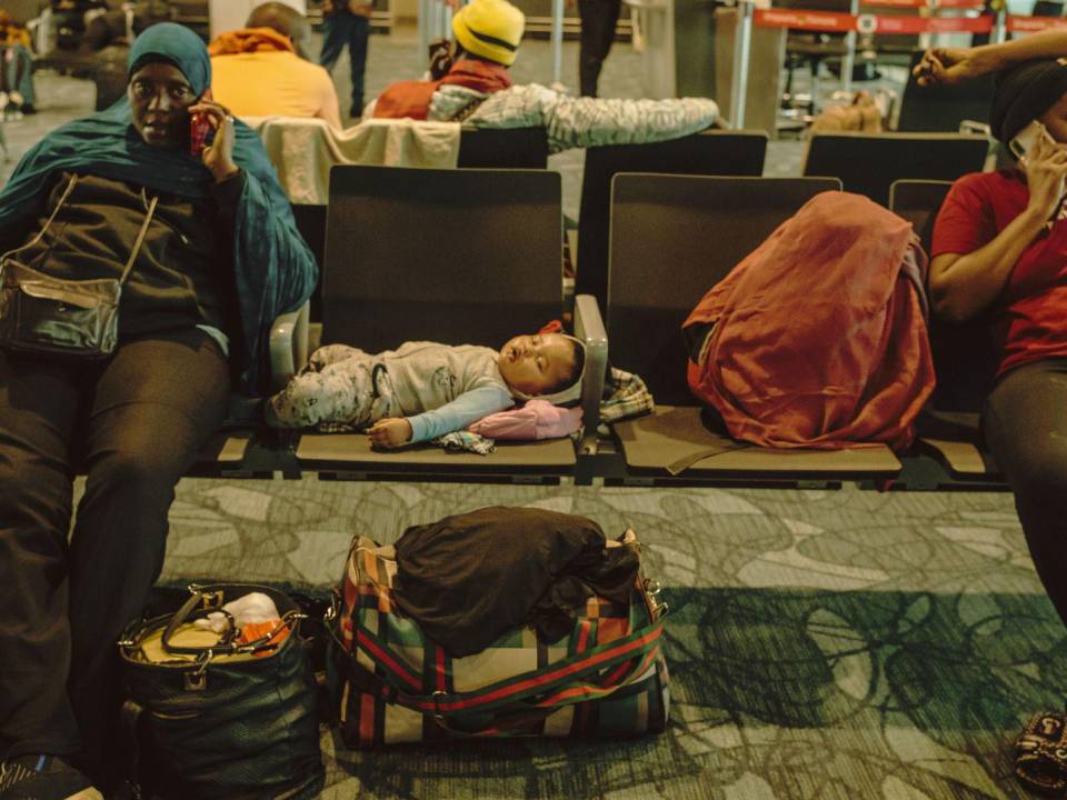 El Aeropuerto Internacional El Dorado de Bogotá hoy es un centro para inmigrantes africanos que esperan llegar a EU.