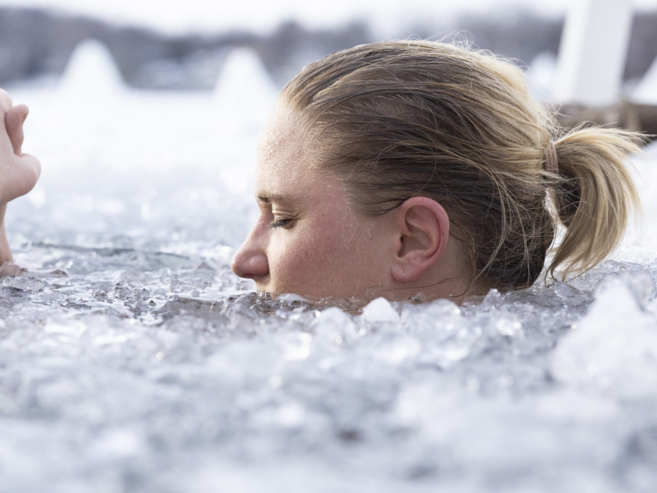 Si bien la inmersión en agua fría no es obligatoria, muchos lugares de sauna recomiendan vaciarse encima agua fría.