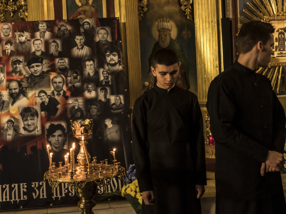 Retratos de personas muertas en el levantamiento de Maidan expuestos en el Monasterio de San Miguel, en Kiev.