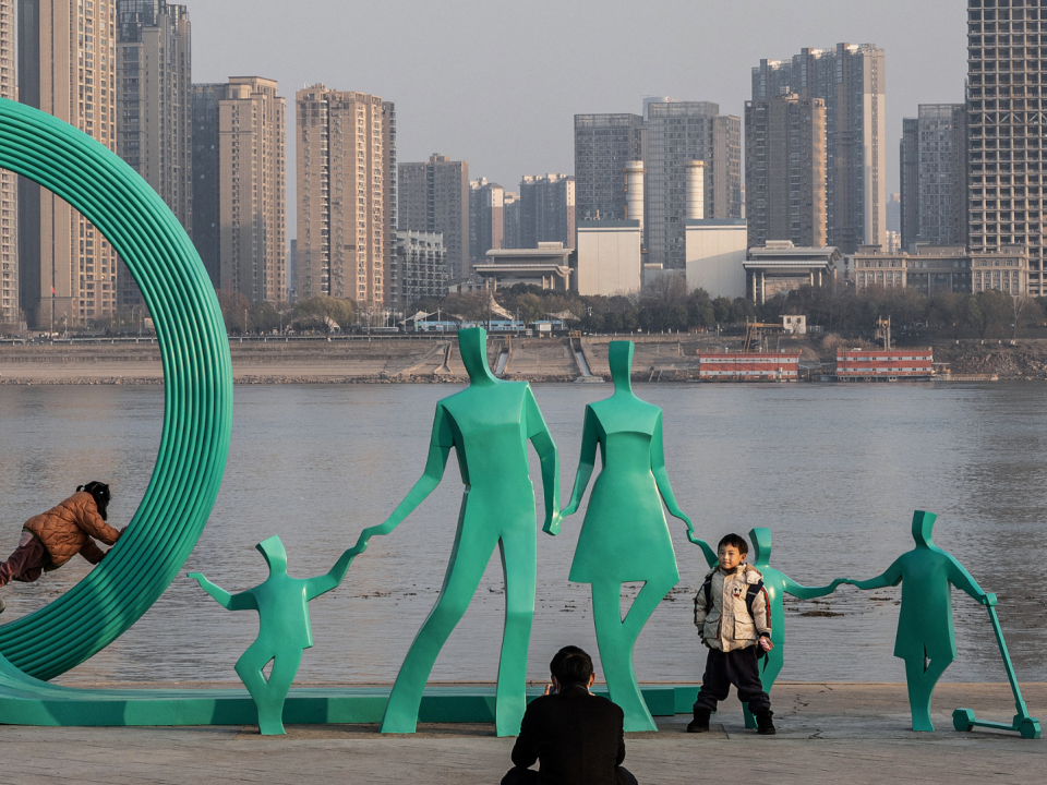 Hace poco se agregaron dos niños más a una escultura en Wuhan, China, que retrata a una familia alegre.