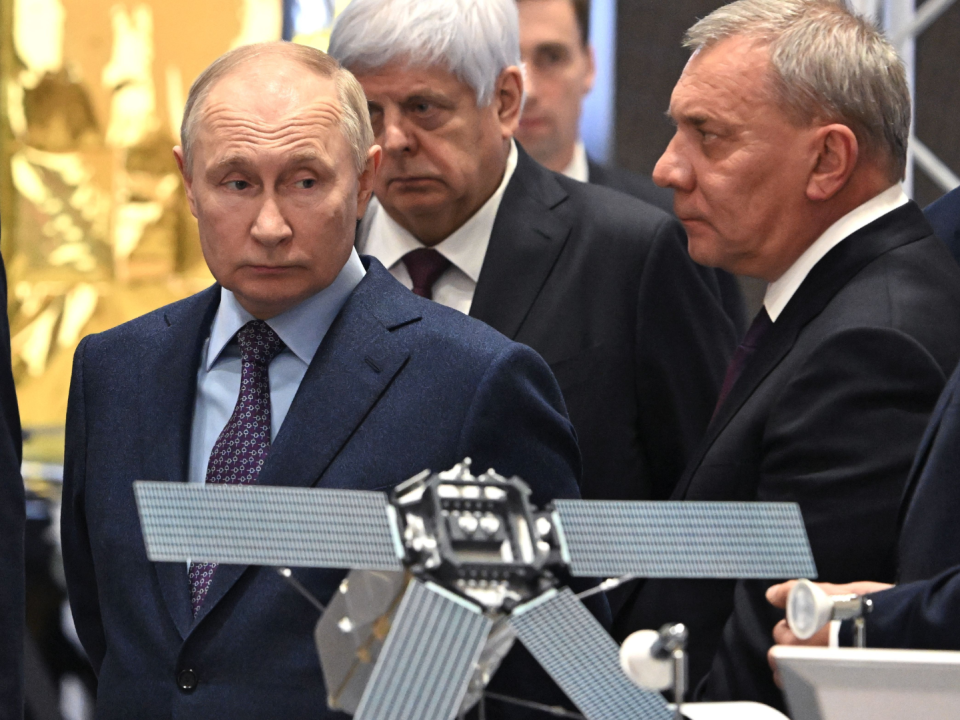 El Presidente Vladimir V. Putin y Yuri Borisov (der.) el jefe de su agencia espacial. Rusia ha amenazado con atacar satélites. (fotografÍa por Grigory Sysoev)
