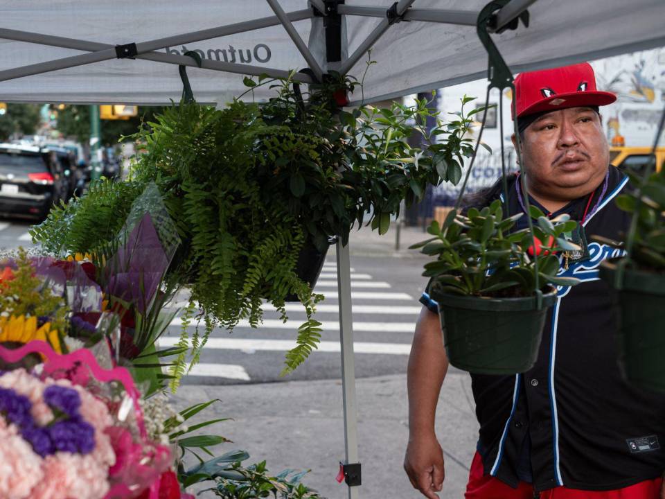 Oliver Hernández tiene 4 años vendiendo flores en la misma esquina de Brooklyn.