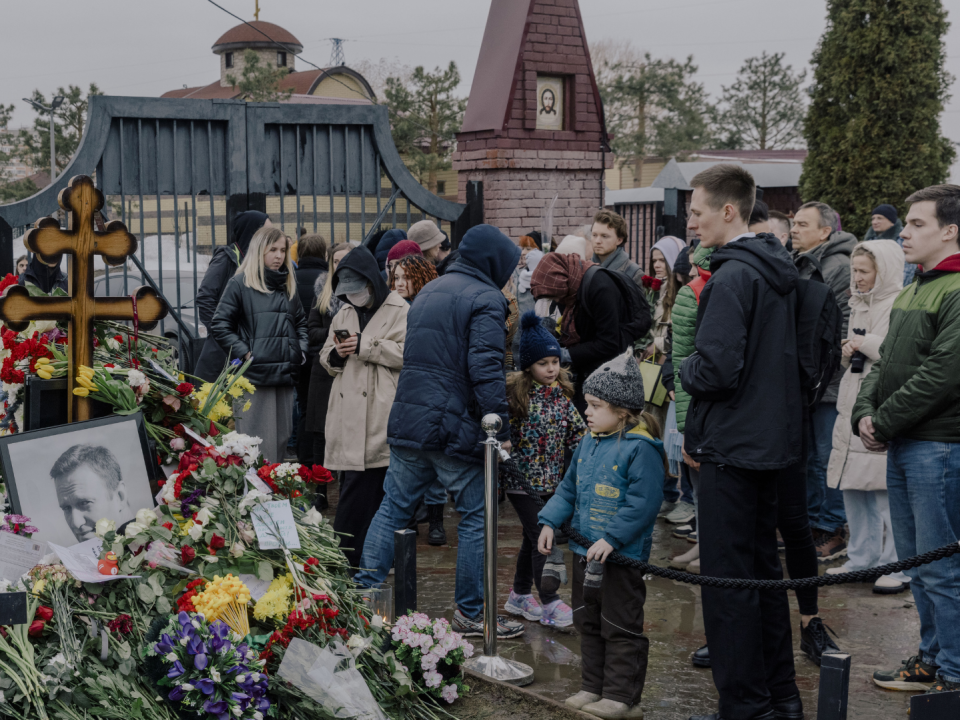 Rusos reunidos en la tumba del líder de la Oposición Aleksei Navalny, quien murió el mes pasado en prisión.