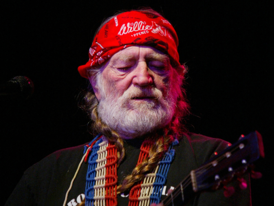 Willie Nelson suele lucir un paliacate rojo y un tahalí rojo, blanco y azul.