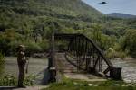 Un guardia fronterizo ucraniano opera un dron sobre el río Tisza, donde han muerto hombres buscando huir a Rumania. (Nicole Tung para The New York Times)
