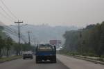 Una densa capa de humo cubre la capital de Honduras, lo que ha elevado las atenciones por problemas respiratorios.